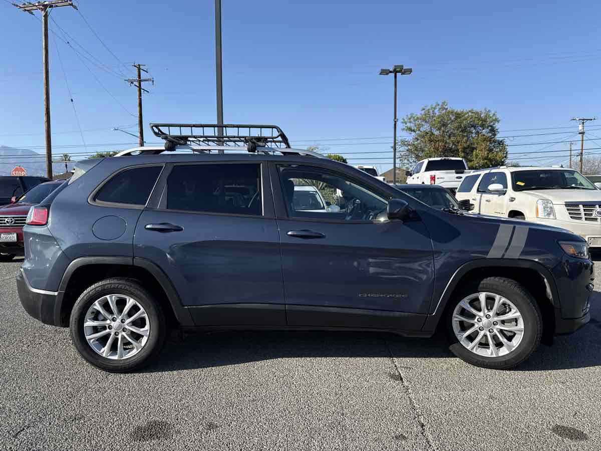 Used 2020 Jeep Cherokee Latitude FWD image 3