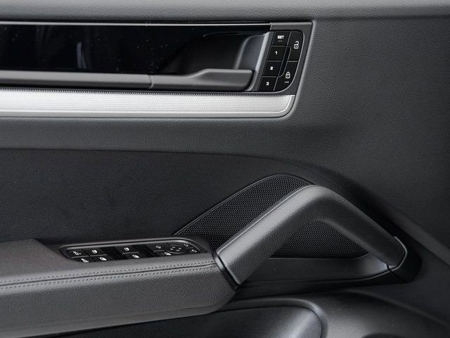 Certified 2025 Porsche Cayenne Coupe image 8