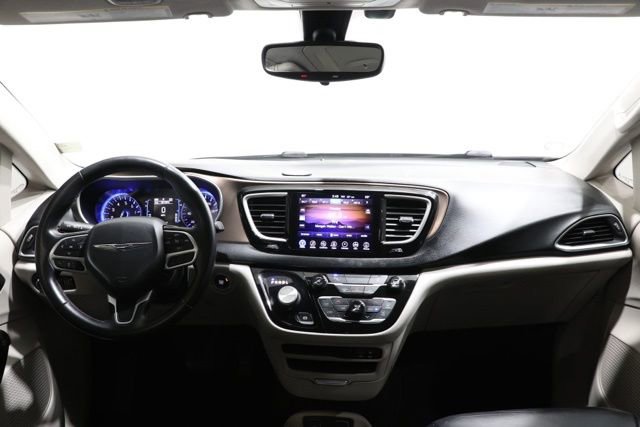 Used 2017 Chrysler Pacifica Touring-L FWD image 12