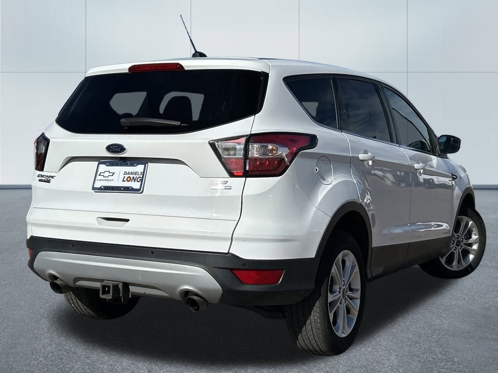 Used 2017 Ford Escape SE image 2