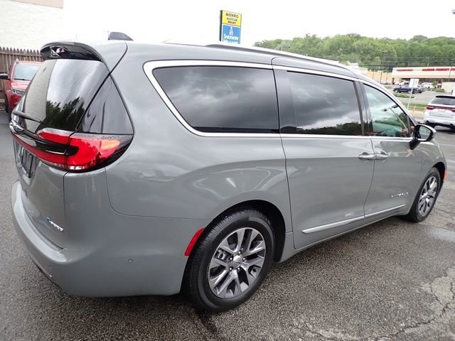 Used 2023 Chrysler Pacifica Pinnacle FWD image 7