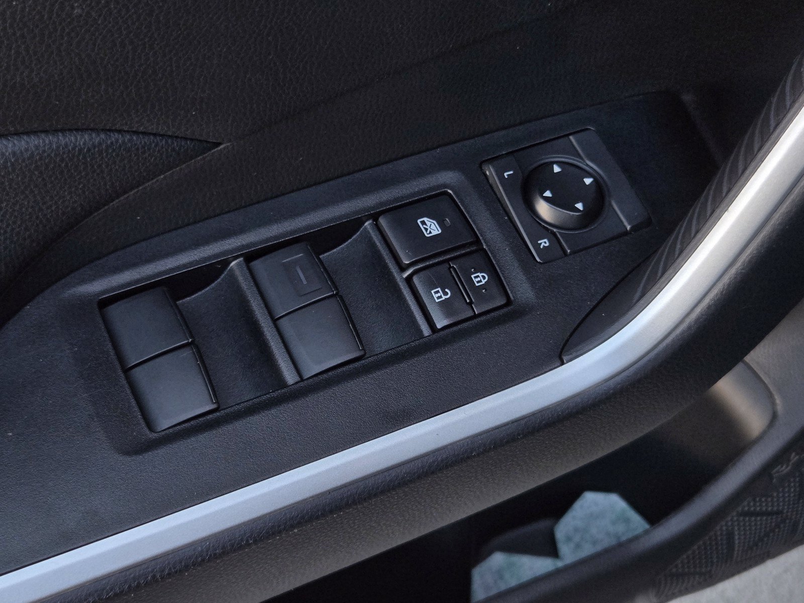 Certified 2025 Toyota RAV4 LE AWD/4WD image 10