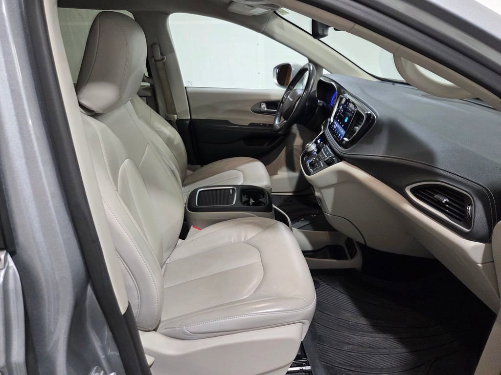 Used 2021 Chrysler Pacifica Touring-L w/ Uconnect Theater Family Group FWD image 15