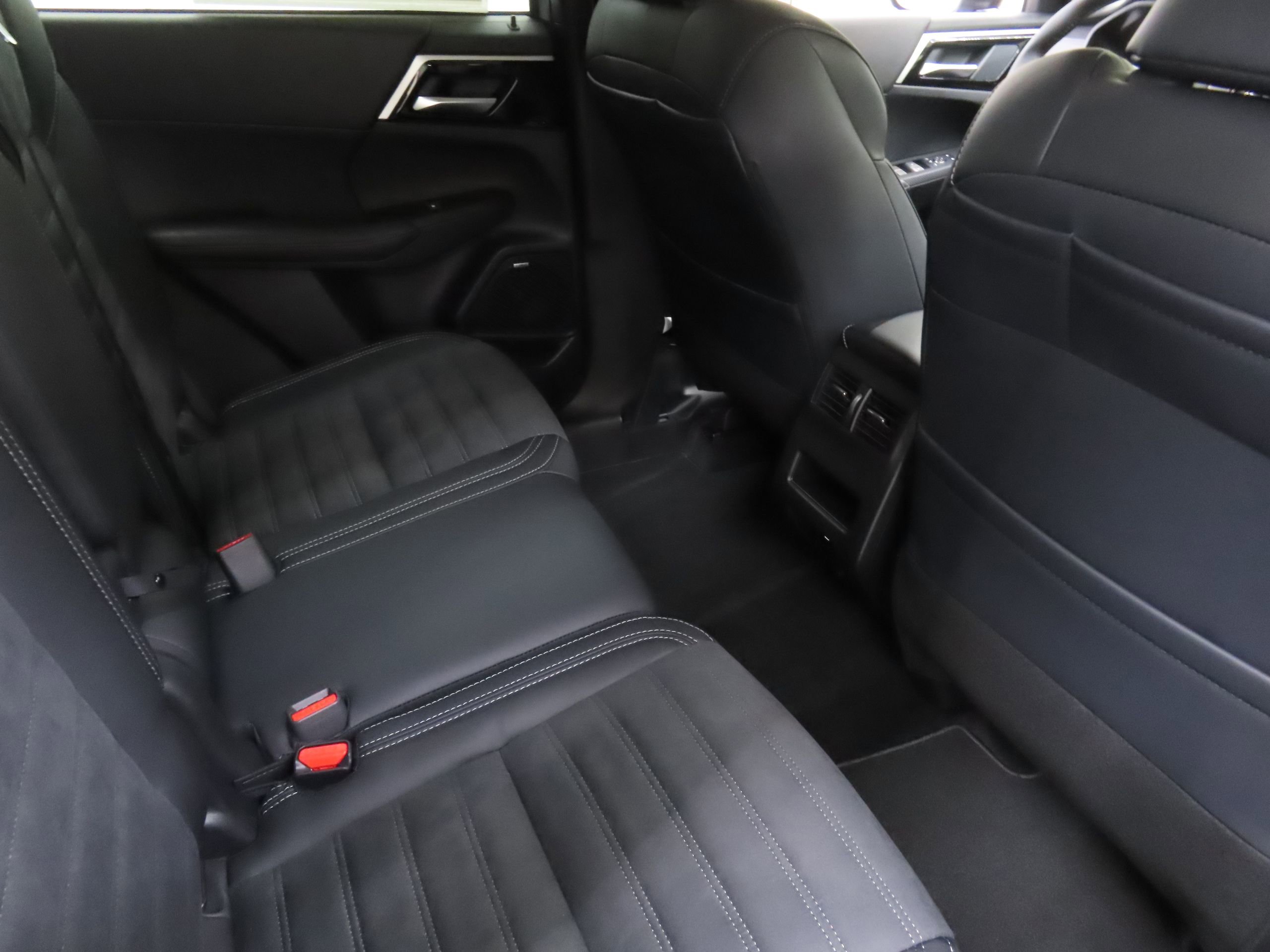 New 2025 Mitsubishi Outlander SE image 23