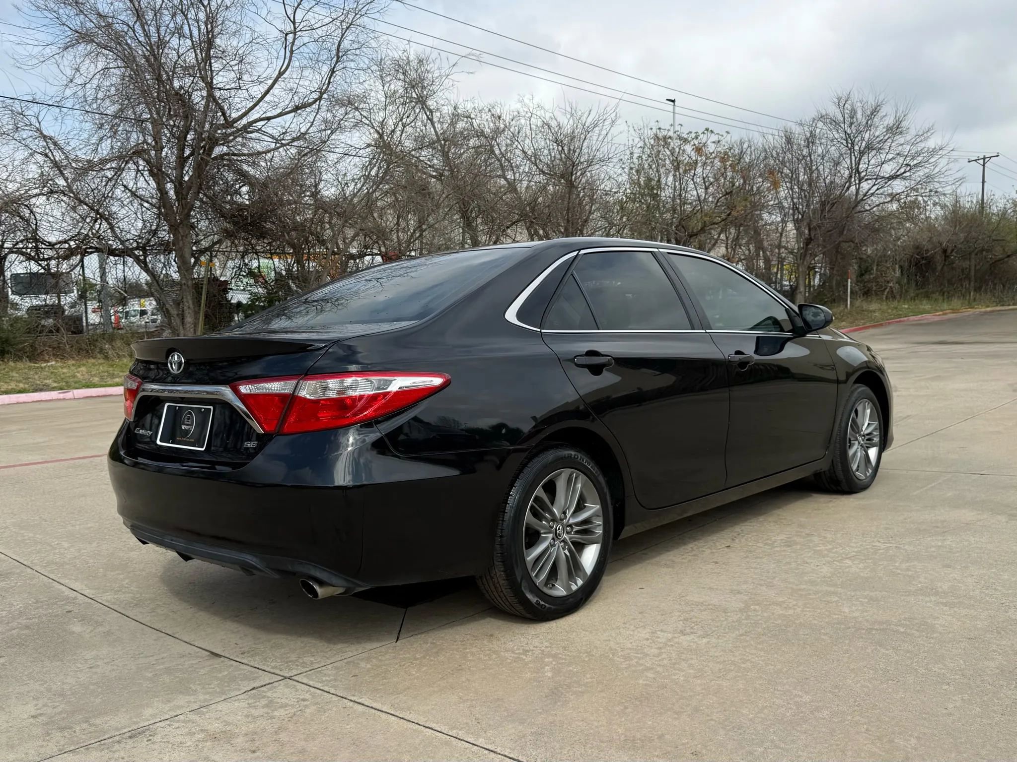 Used 2017 Toyota Camry SE image 5