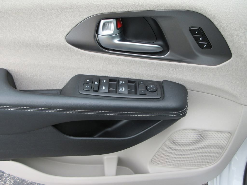 Used 2023 Chrysler Pacifica Touring-L image 21