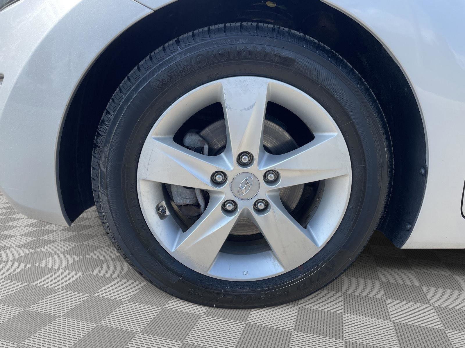 Used 2013 Hyundai Elantra GLS w/ Preferred Pkg FWD image 16