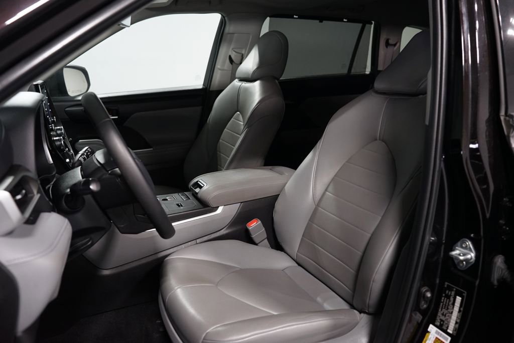Used 2022 Toyota Highlander XLE image 6