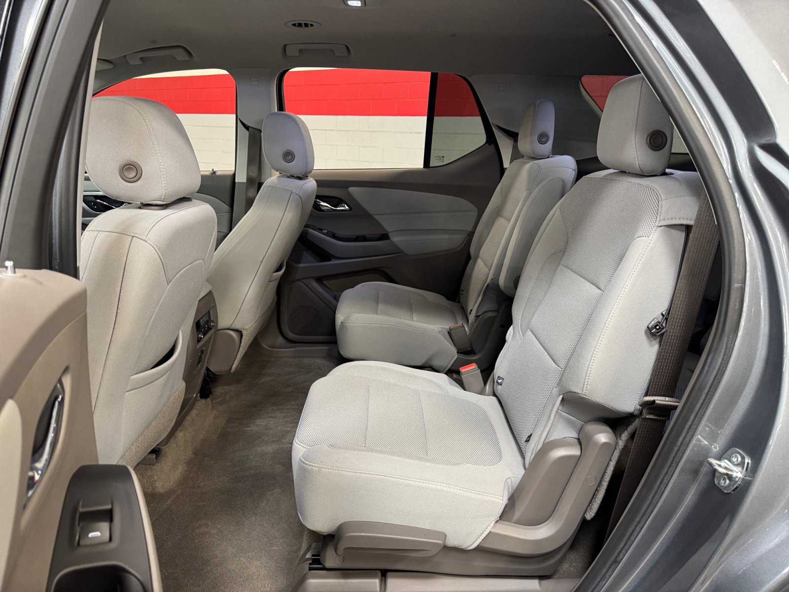 Used 2018 Chevrolet Traverse LT FWD image 17