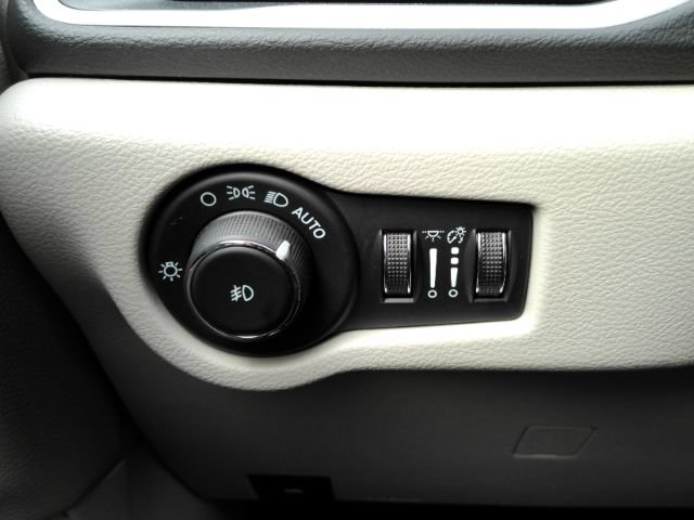 Used 2024 Chrysler Pacifica Touring-L FWD image 40