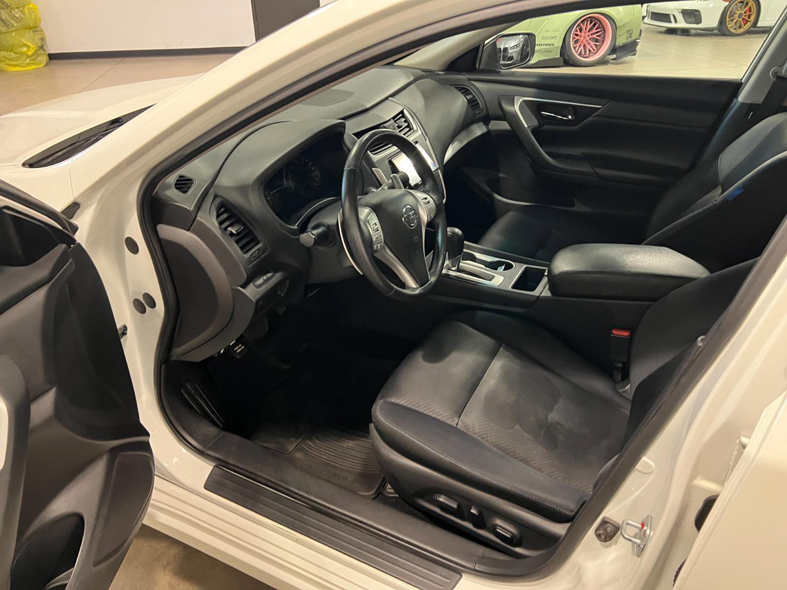 Used 2017 Nissan Altima 2.5 SR w/ LED Appearance Package image 10