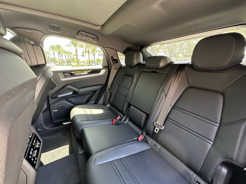 Certified 2025 Porsche Cayenne E-Hybrid Coupe AWD/4WD image 33