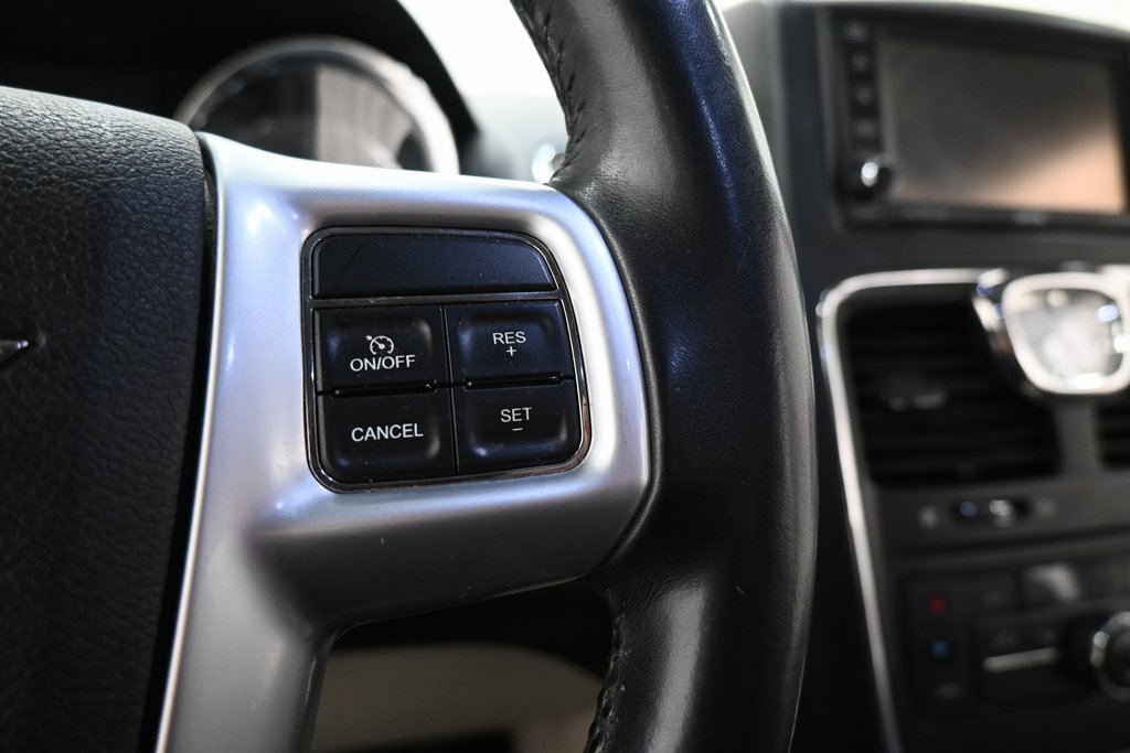 Used 2013 Chrysler Town & Country Touring image 19