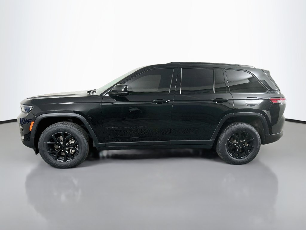 Used 2024 Jeep Grand Cherokee Altitude AWD/4WD image 5