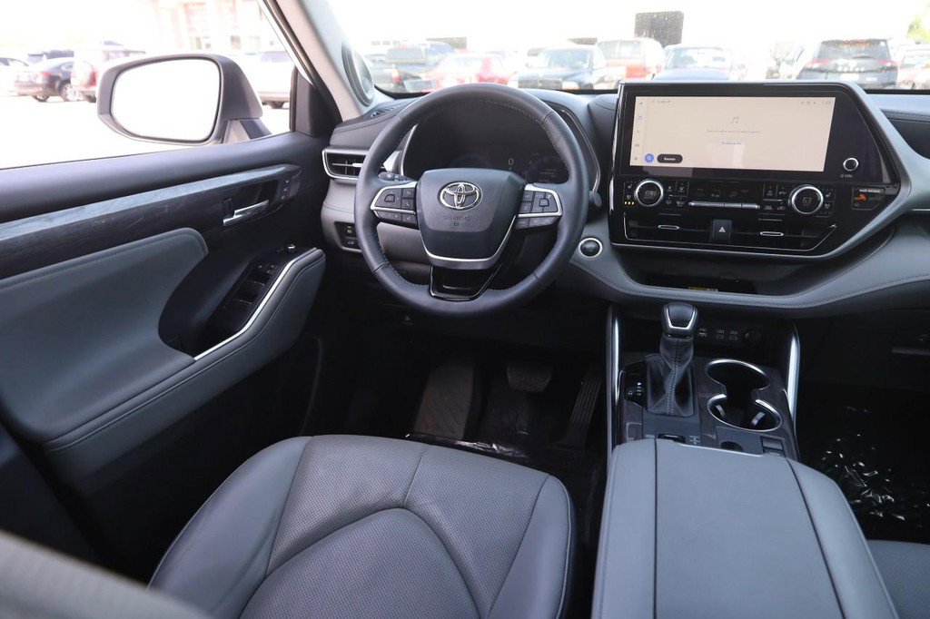 Used 2024 Toyota Highlander Platinum FWD image 24