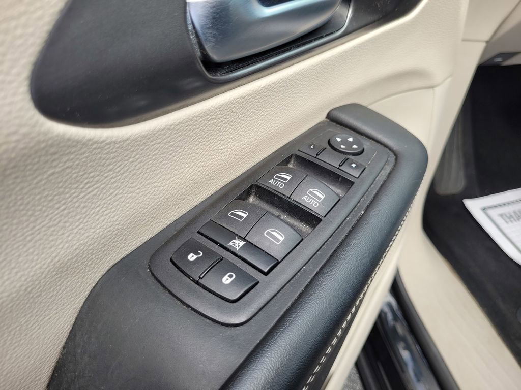 Used 2023 Chrysler Pacifica Touring-L image 26