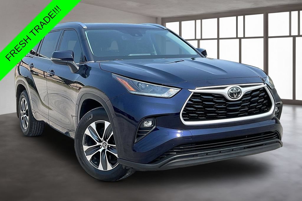Used 2021 Toyota Highlander XLE AWD/4WD image 3