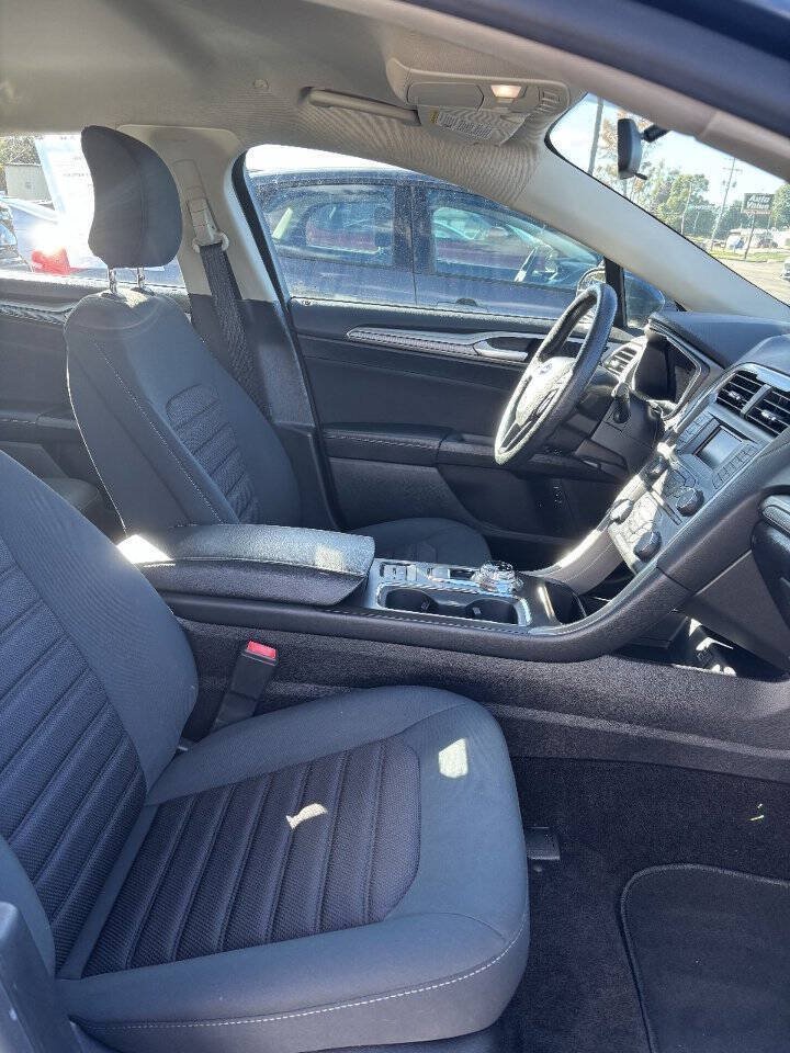 Used 2018 Ford Fusion SE FWD image 6