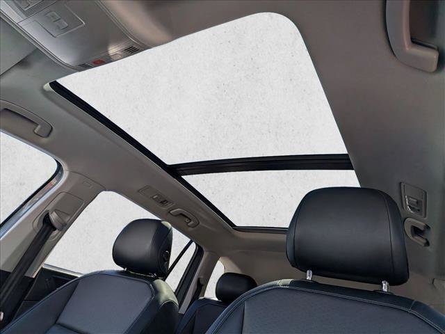 Used 2018 Volkswagen Tiguan SEL AWD/4WD image 16