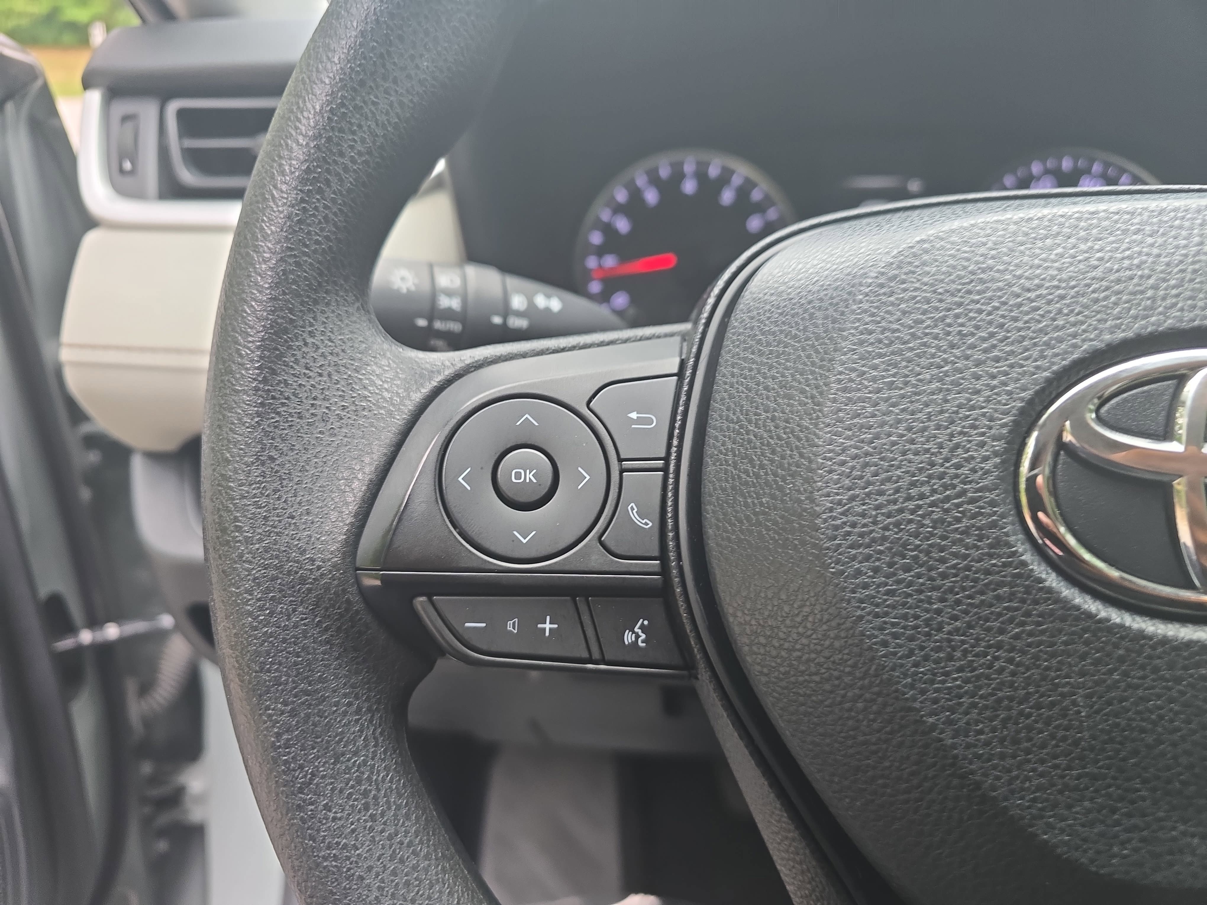 Used 2020 Toyota RAV4 XLE w/ Convenience Package AWD/4WD image 16