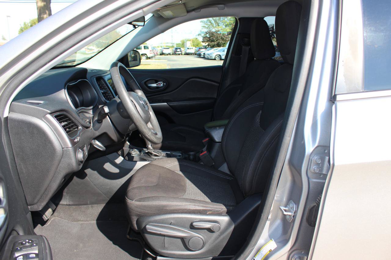 Used 2020 Jeep Cherokee Latitude FWD image 15
