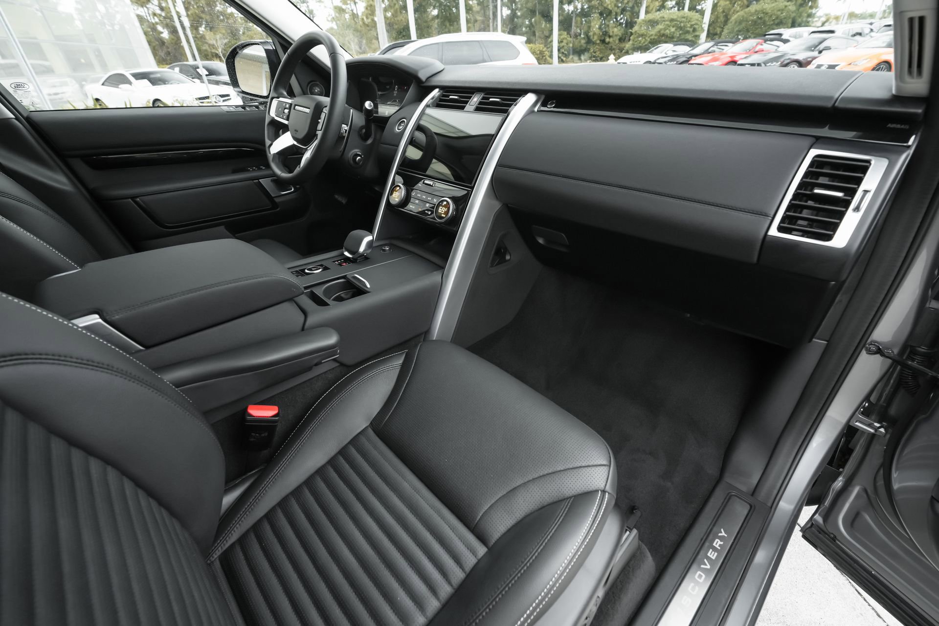 Used 2024 Land Rover Discovery S image 39