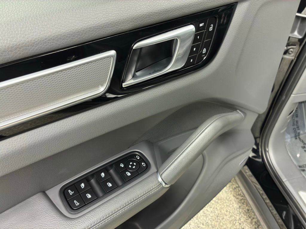 Used 2022 Porsche Cayenne Platinum Edition image 18