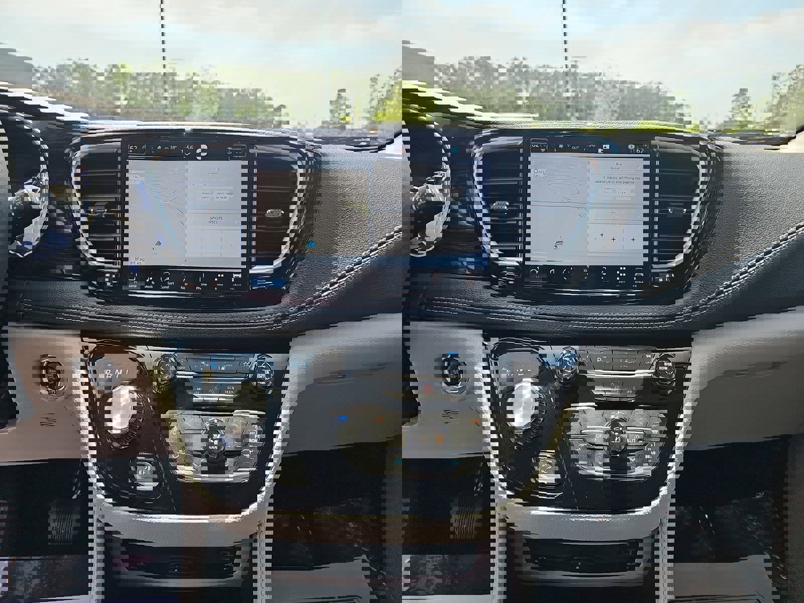 Used 2023 Chrysler Pacifica Limited w/ Uconnect Theater Family Group image 22