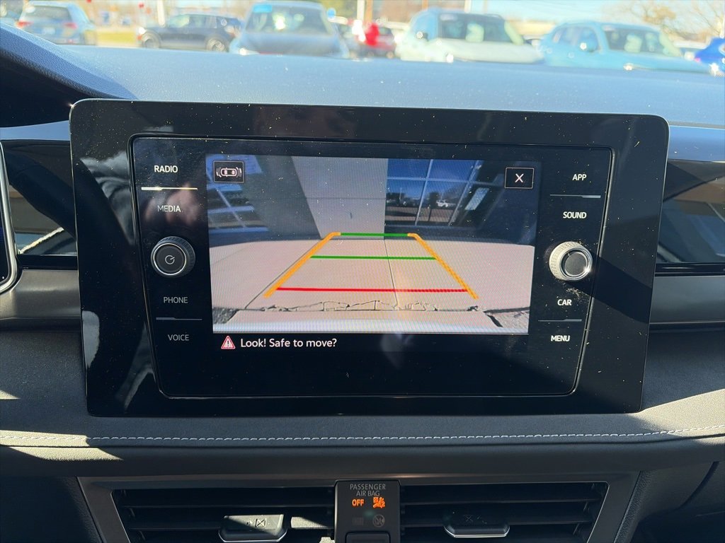 Certified 2025 Volkswagen Taos SE image 21