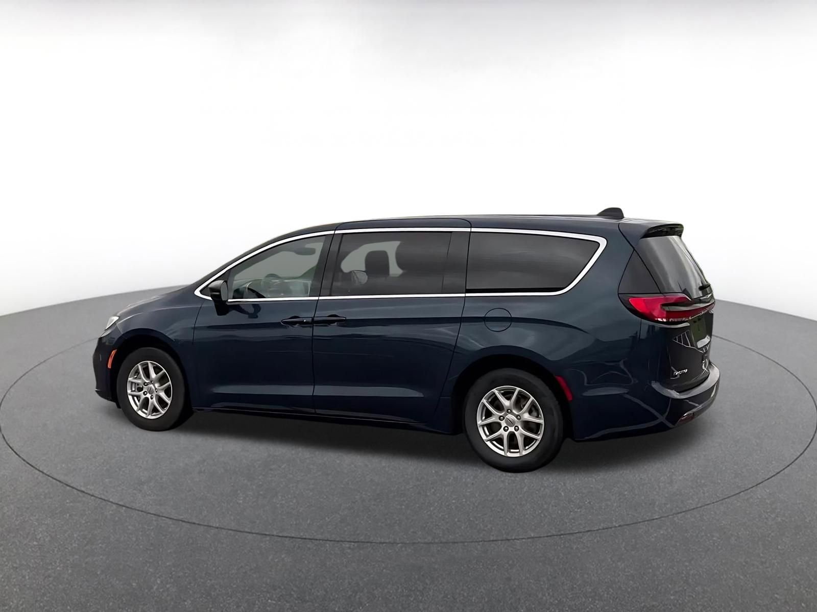 Used 2025 Chrysler Pacifica Select image 10