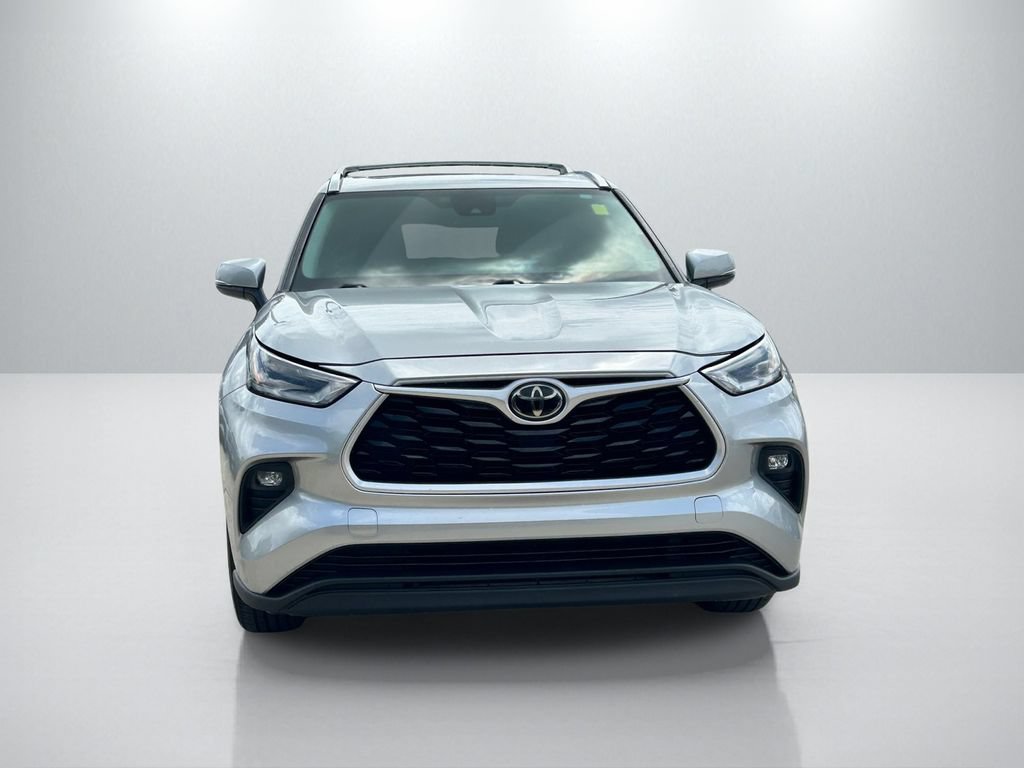 Used 2021 Toyota Highlander XLE FWD video 2