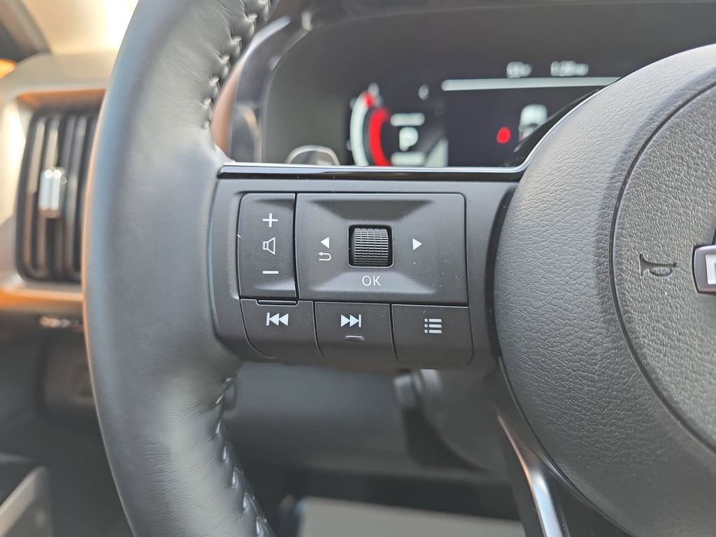 Used 2024 Nissan Pathfinder Platinum w/ Black Appearance Package image 22