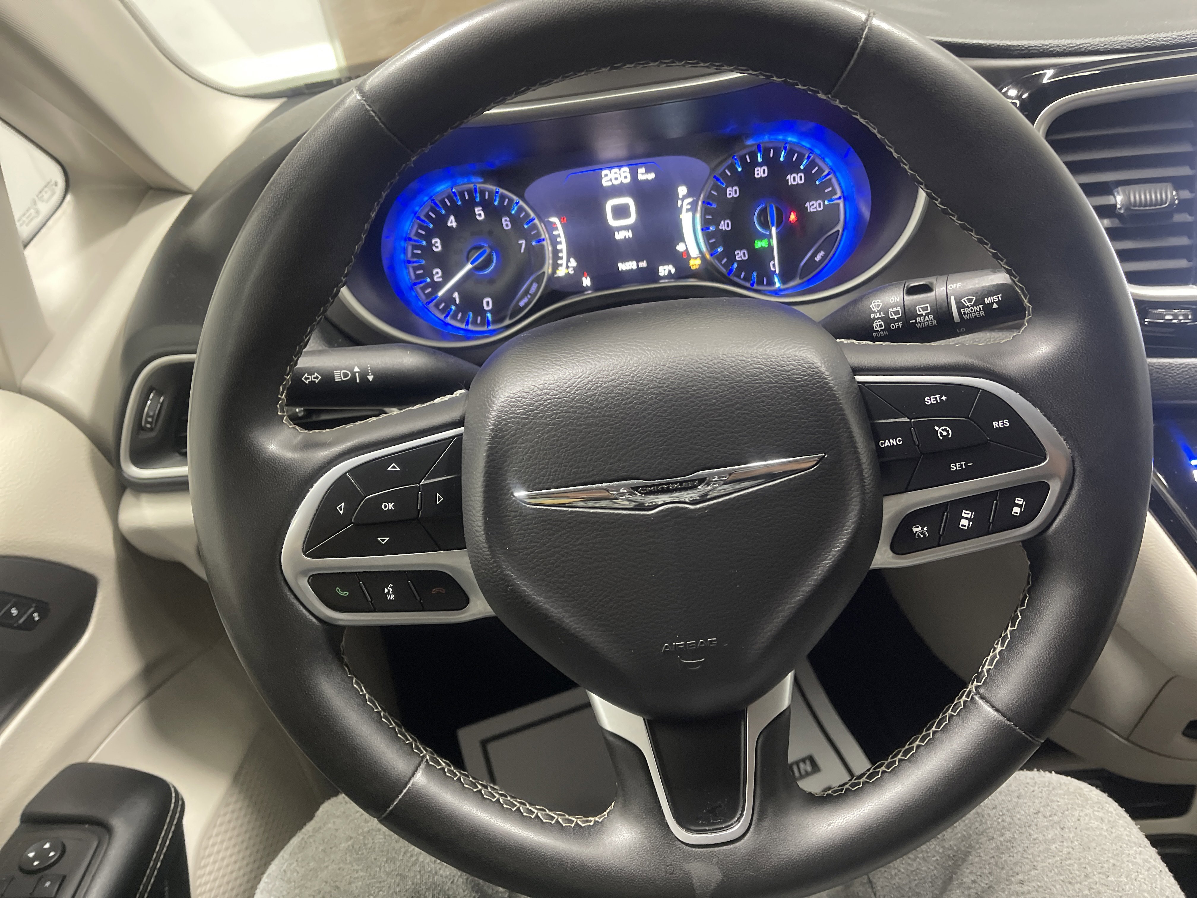 Used 2023 Chrysler Pacifica Touring-L image 29