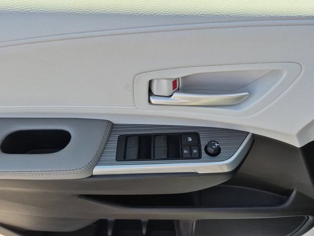 Used 2026 Toyota Sienna XLE FWD image 18