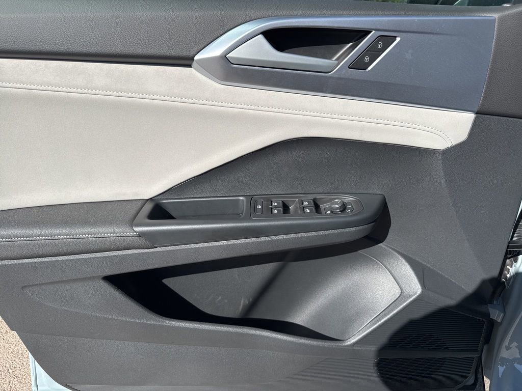New 2025 Volkswagen Taos SE image 16