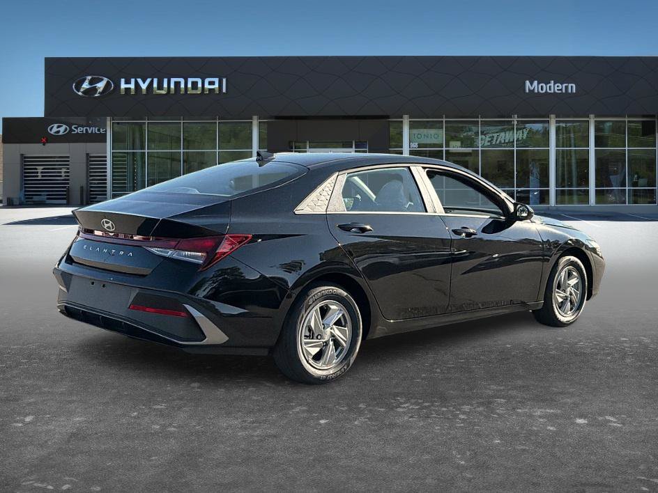 New 2026 Hyundai Elantra SE FWD image 3