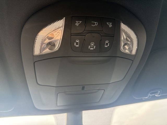 Used 2025 Chrysler Pacifica Select image 21