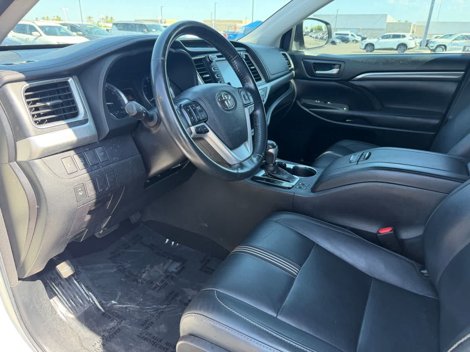 Used 2018 Toyota Highlander SE w/ Carpet Mat Package (TMS) AWD/4WD image 2