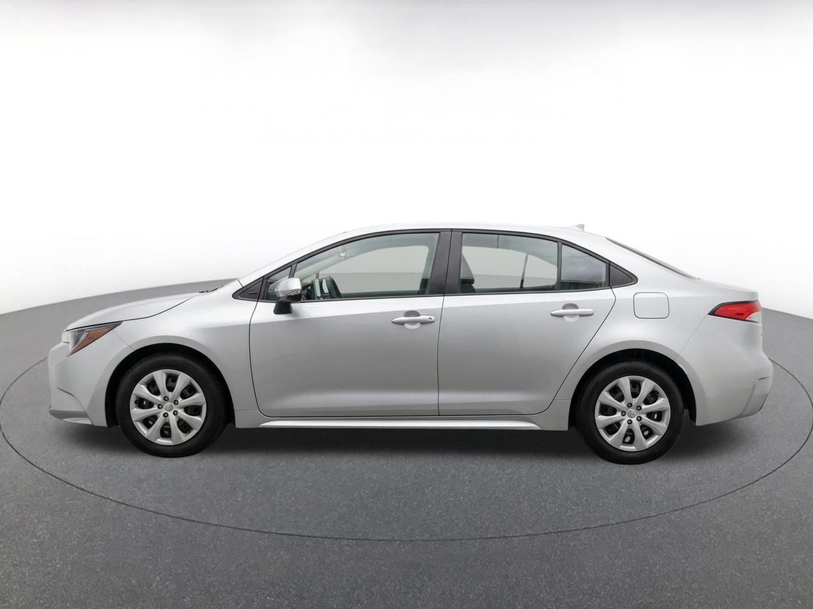 Used 2025 Toyota Corolla LE FWD image 4