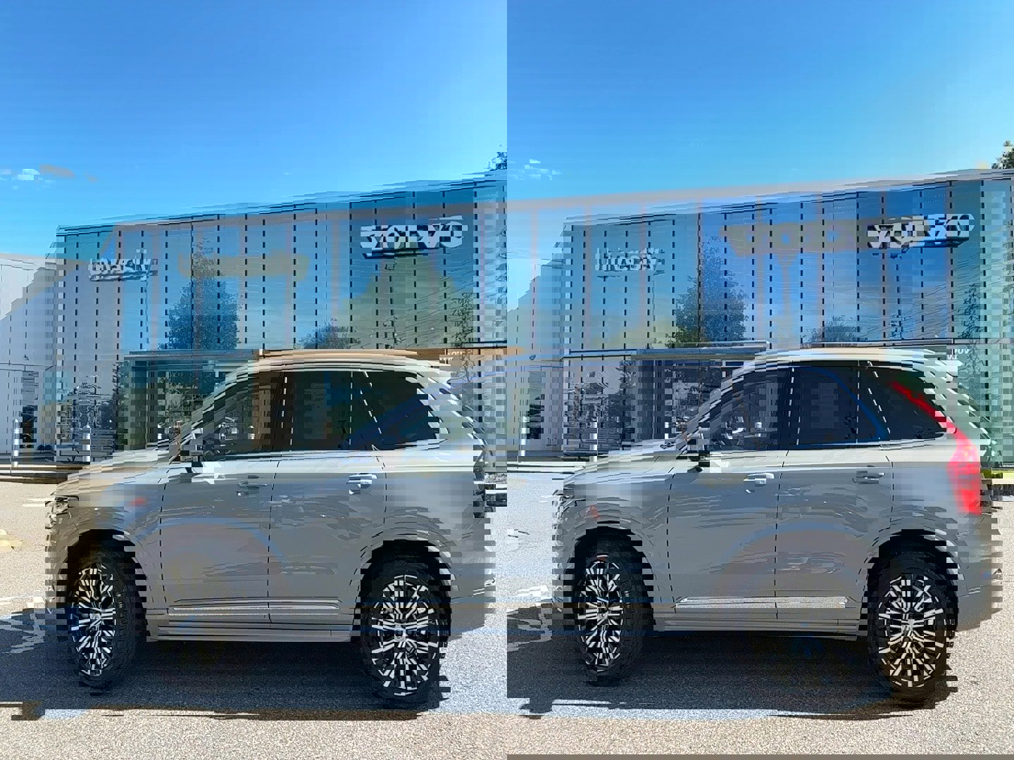 Certified 2024 Volvo XC90 B6 Plus image 1