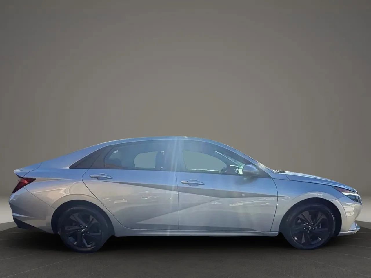 Used 2021 Hyundai Elantra SEL w/ Convenience Package image 4