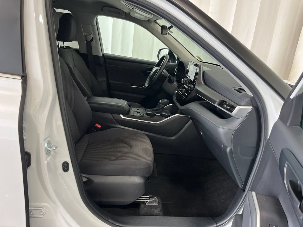 Used 2024 Toyota Highlander LE FWD image 20