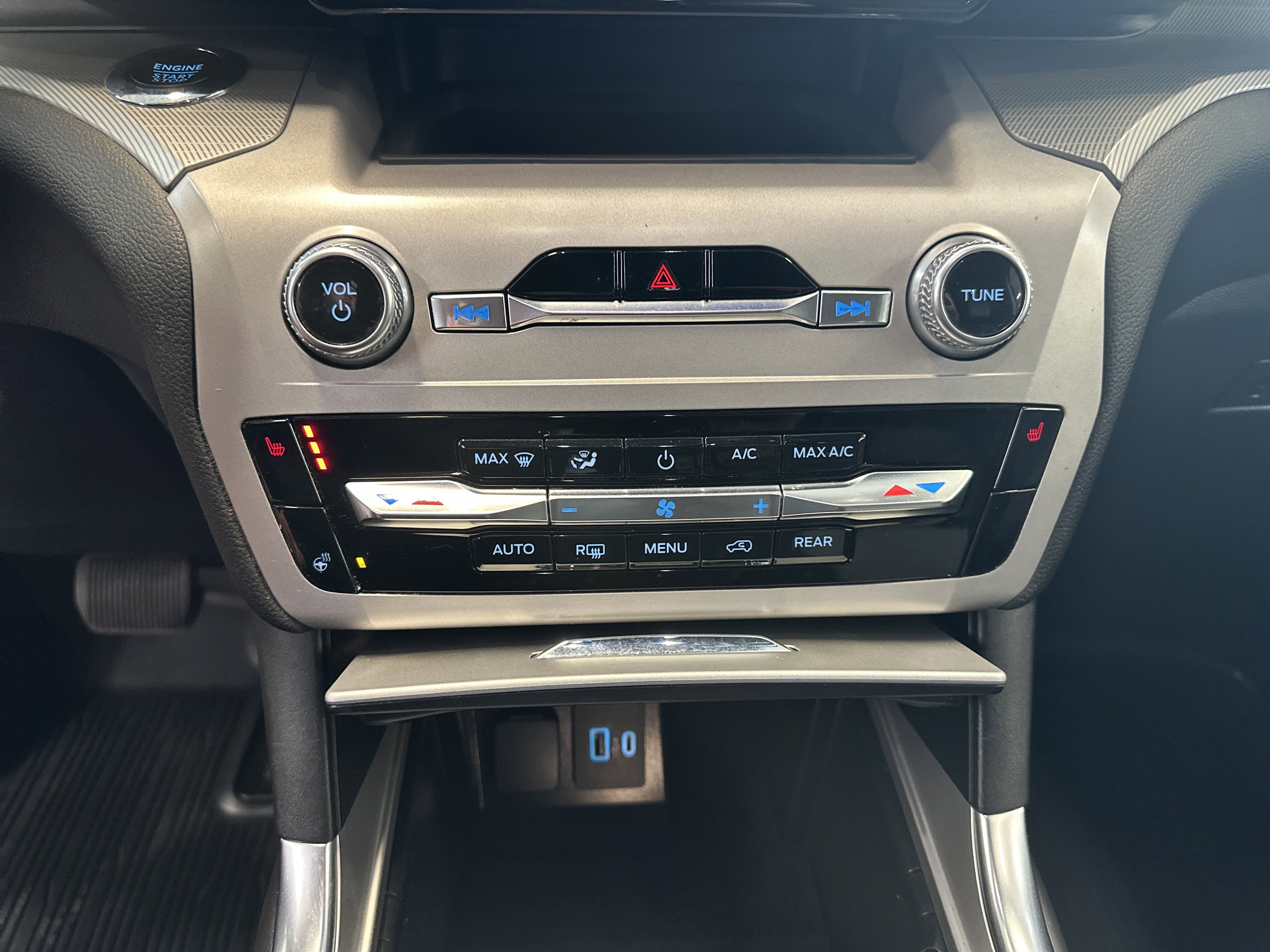 Used 2023 Ford Explorer XLT w/ Equipment Group 202A image 32