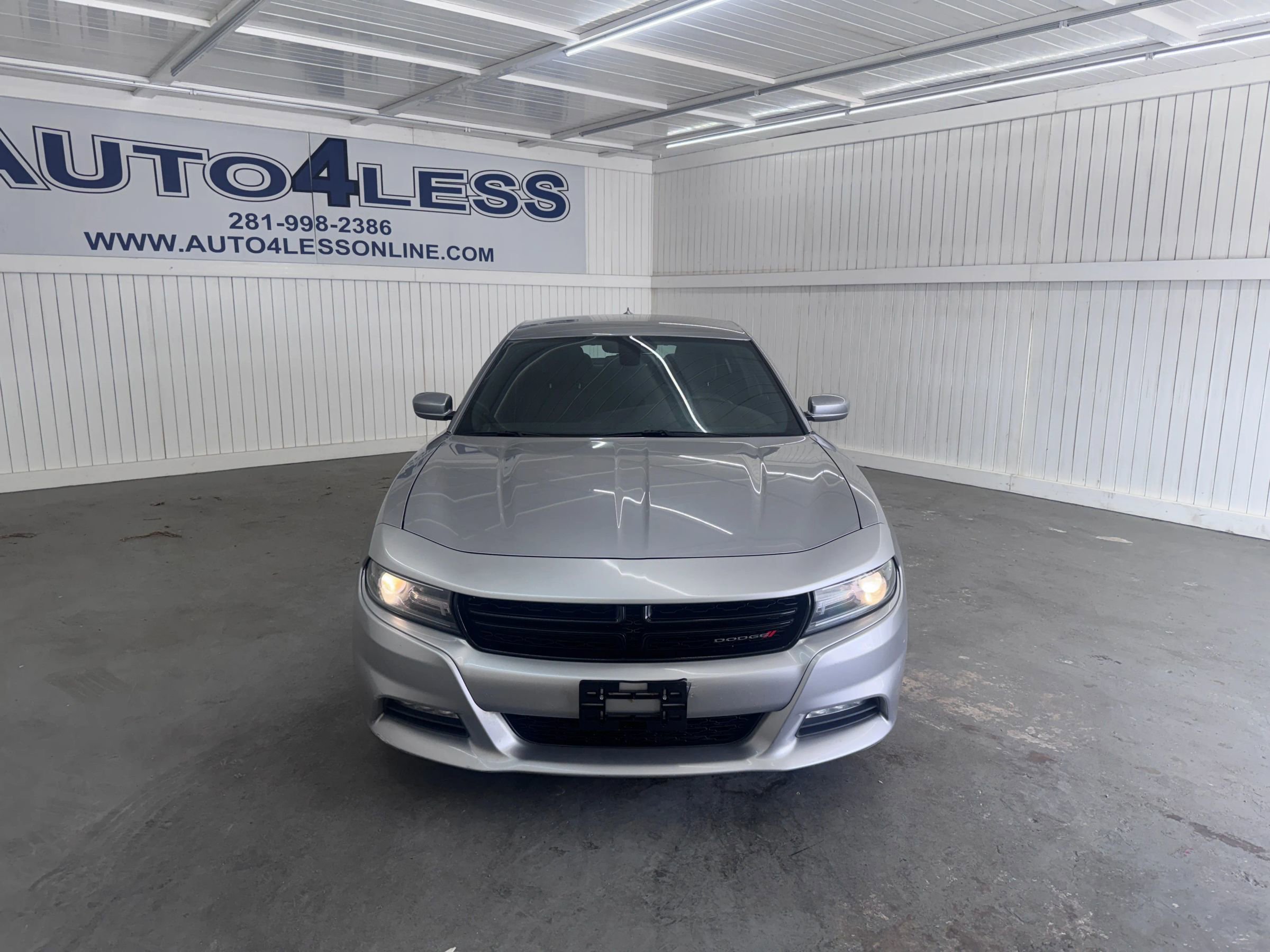 Used 2016 Dodge Charger SXT image 2