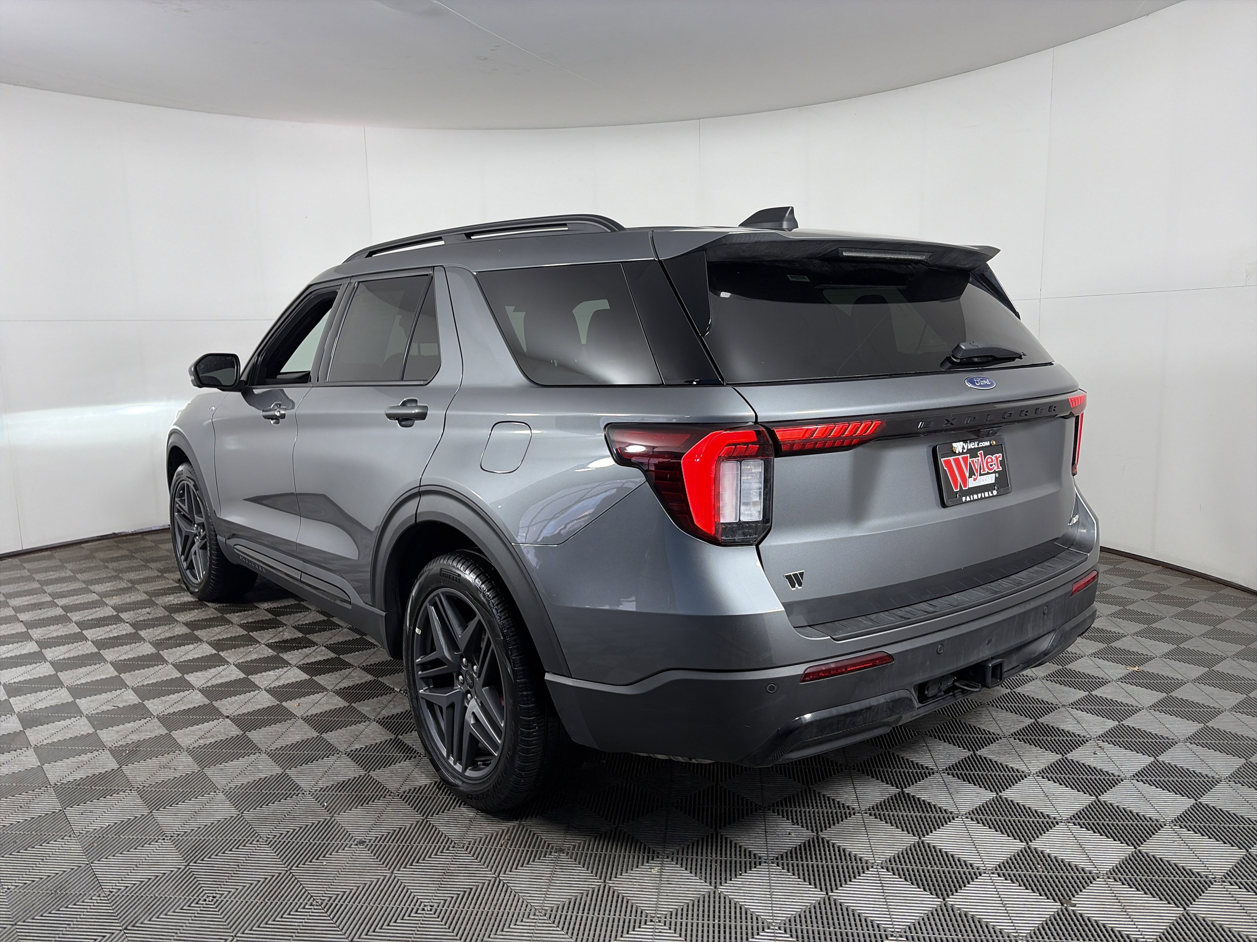 Used 2025 Ford Explorer ST-Line w/ ST-Line Street Pack image 14