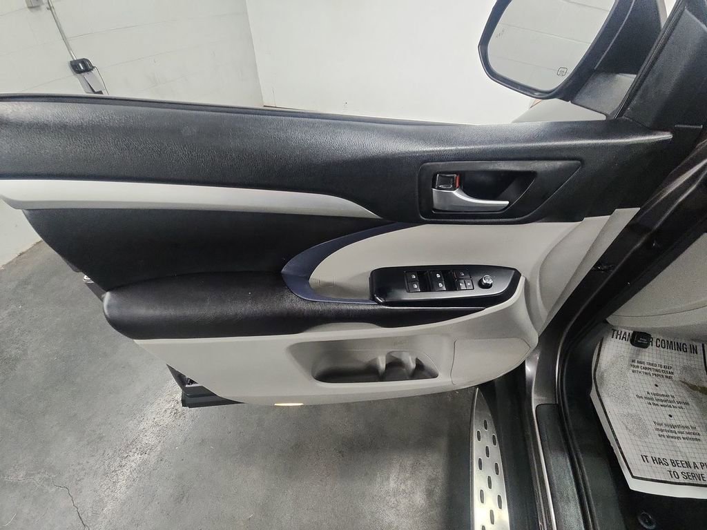 Used 2017 Toyota Highlander XLE image 22