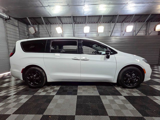 Used 2024 Chrysler Pacifica Limited image 9