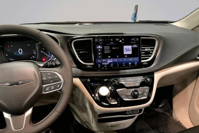 Used 2024 Chrysler Pacifica Limited FWD image 6