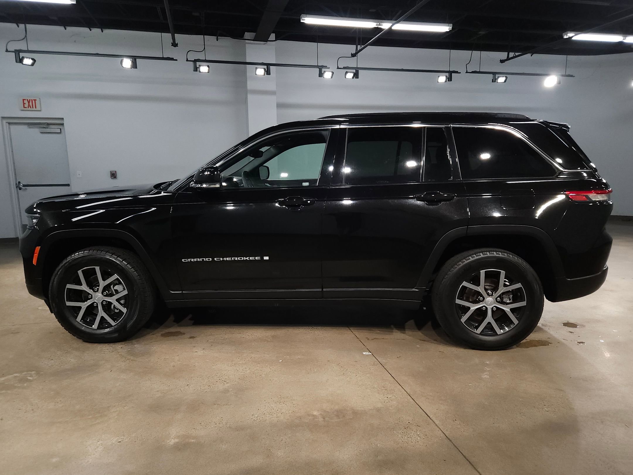 Used 2024 Jeep Grand Cherokee Limited image 4