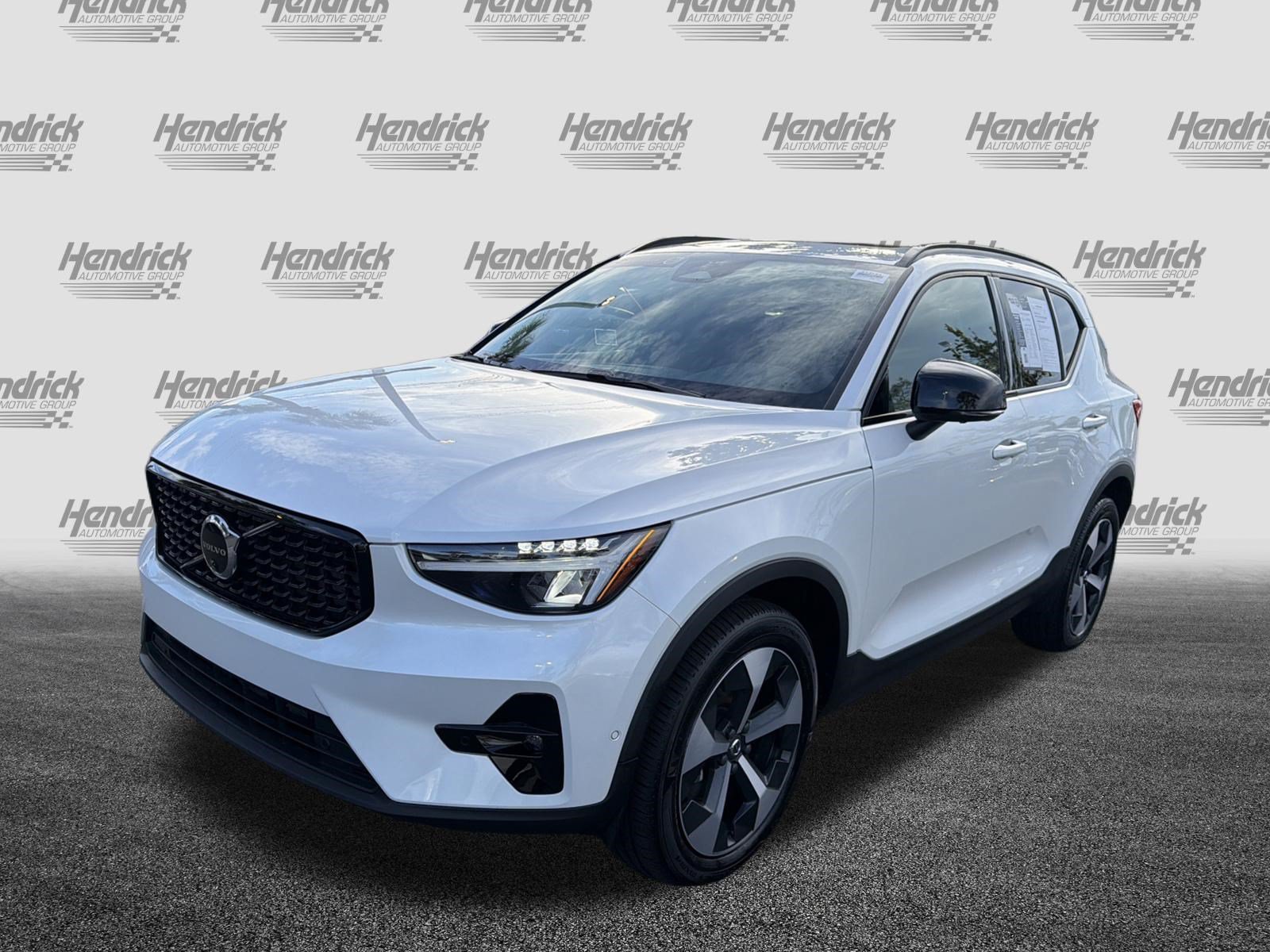 Certified 2025 Volvo XC40 B5 Plus AWD/4WD image 5